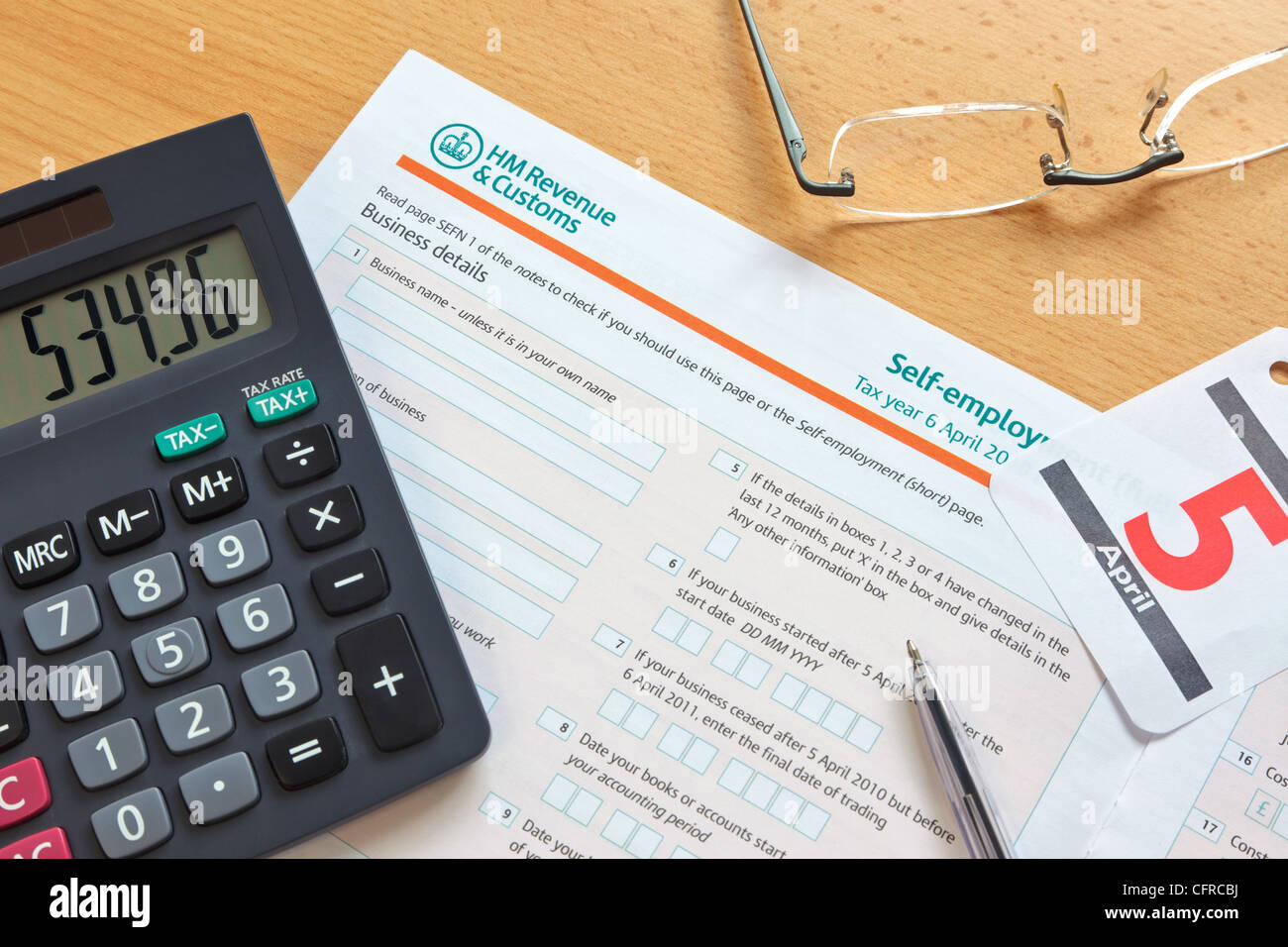 Photo d'un UK self employment formulaire d'impôt, la date limite pour l'année d'imposition est 5 avril comme indiqué par le calendrier. Banque D'Images