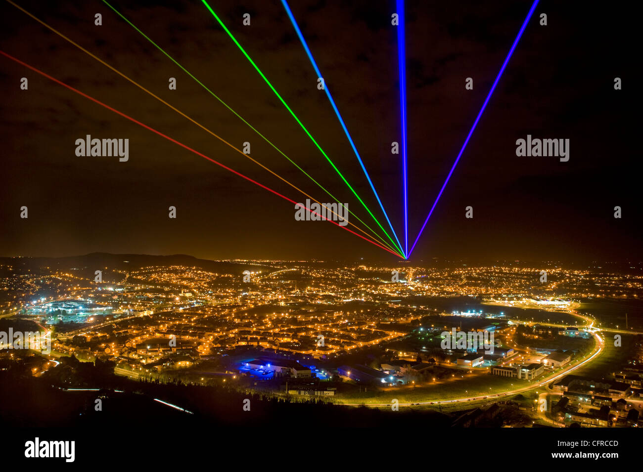Arc-en-ciel mondial tableau laser sur Newtownards, Irlande du Nord. Banque D'Images