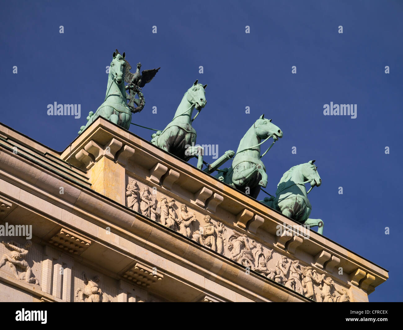 Détail de la Quadriga (quatre chars cheval) statue sur la porte de Brandebourg, Berlin Allemagne. Banque D'Images