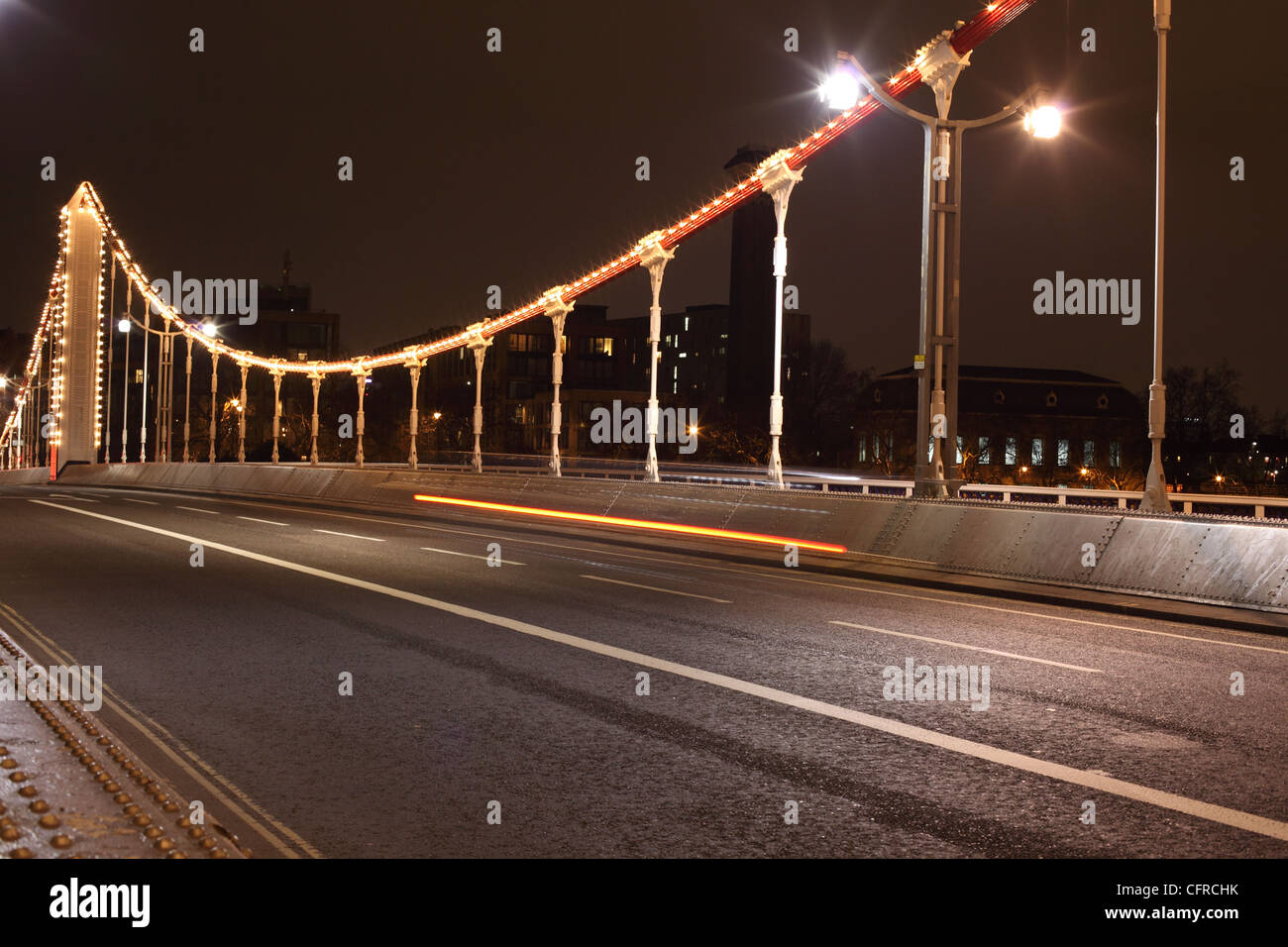 Sur les véhicules la nuit Chelsea Bridge Banque D'Images