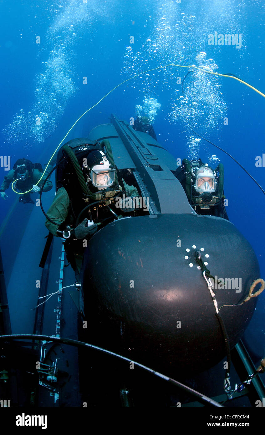 Membre de l'Équipe SEAL monte à bord de deux véhicules de livraison d'un joint avant le lancement de l'arrière du sous-marin d'attaque USS Philadelphia sur un exercice d'entraînement. Le SDVs sont utilisés pour transporter de la Marine américaine à partir d'un sous-marin immergé à des cibles ennemies, tout en restant sous l'eau et passent inaperçus. Banque D'Images