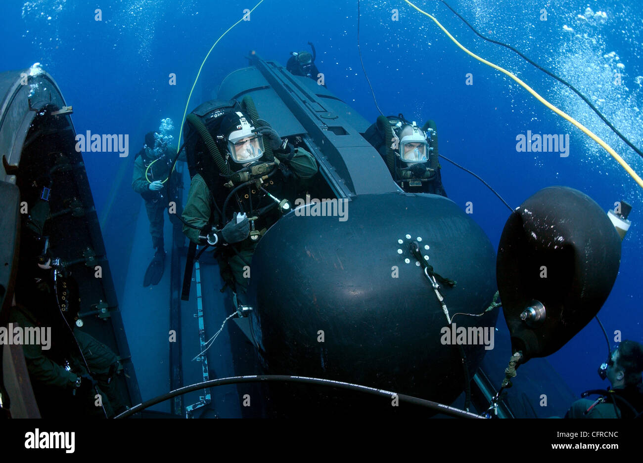 Membre de l'Équipe SEAL monte à bord de deux véhicules de livraison d'un joint avant le lancement de l'arrière du sous-marin d'attaque USS Philadelphia sur un exercice d'entraînement. Le SDVs sont utilisés pour transporter de la Marine américaine à partir d'un sous-marin immergé à des cibles ennemies, tout en restant sous l'eau et passent inaperçus. Banque D'Images