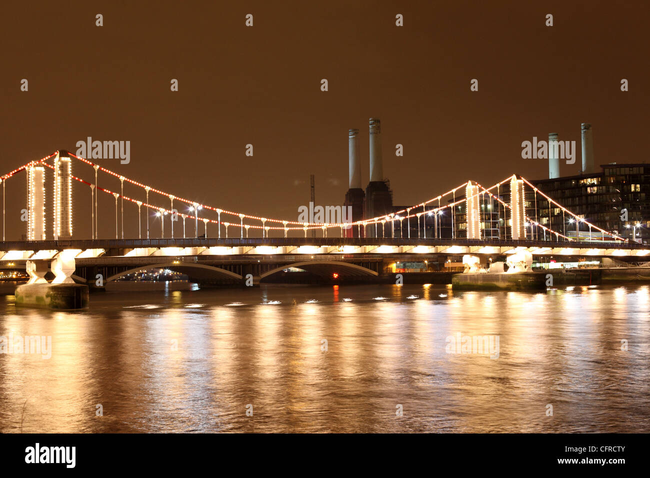 Chelsea Bridge et Battersea Power Station de nuit Banque D'Images