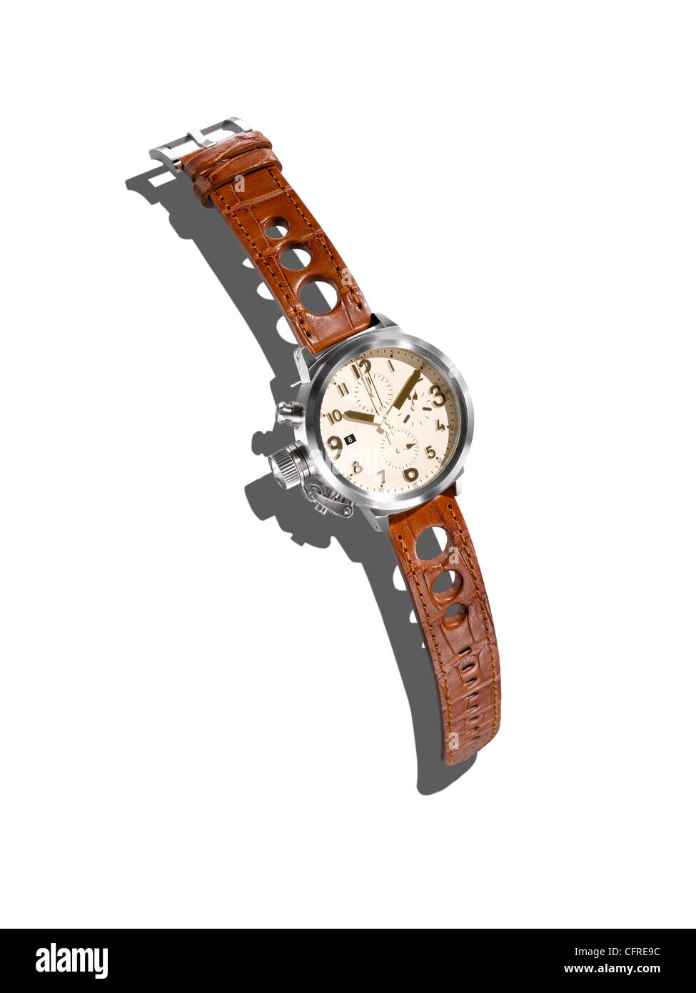Une montre moderne avec un bracelet en cuir sur fond blanc avec les créateurs de l'ombre. Banque D'Images