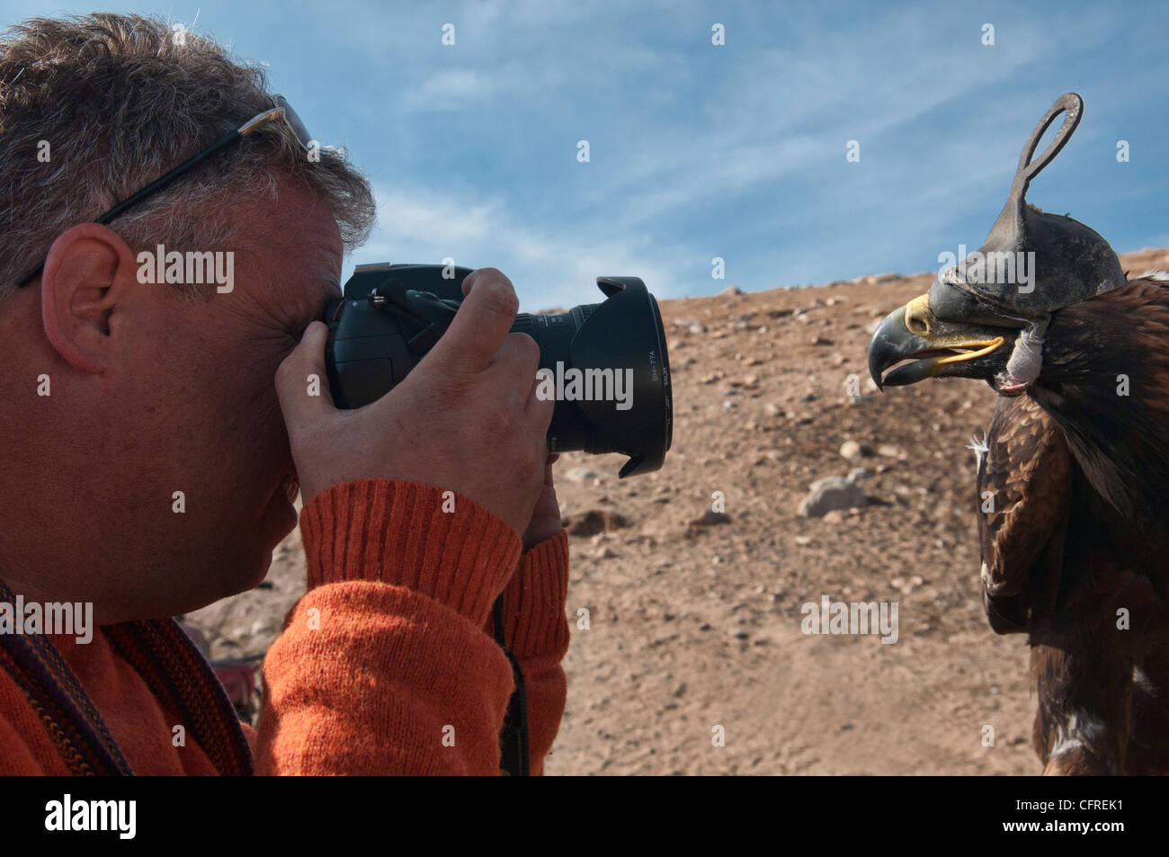 Photographe et un aigle royal à Bayan-Ölgii dans l'ouest de la Mongolie Banque D'Images