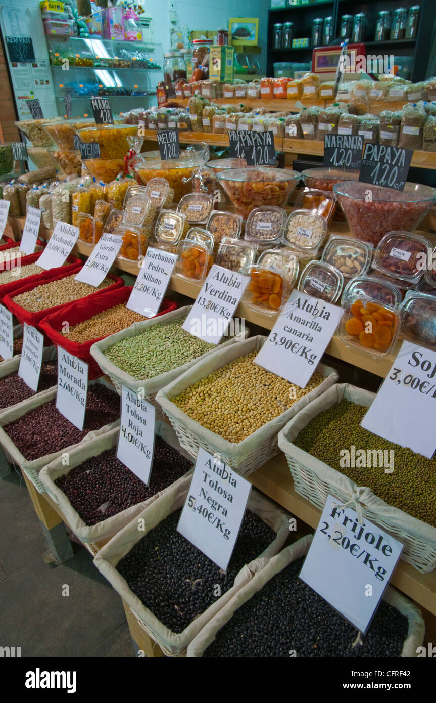 Les graines de légumineuses et Mercado Central Market Hall de Triana Séville Andalousie Espagne Banque D'Images