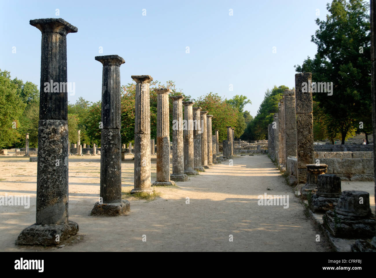 Olympia. Péloponnèse. La Grèce. Avis d'une section le Doric colonnade de la palestre, datée de la 3e siècle BC. Banque D'Images