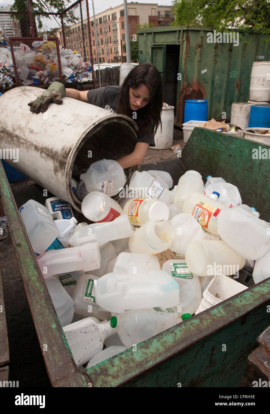 Trier les travailleurs à travers le plastique à un dépôt de recyclage et centre de traitement des demandes de Austin, Texas. Ecology Action Banque D'Images