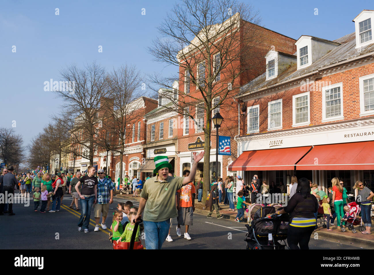 Les foules sur Washington Street après St Patrick's Day Parade, Easton, Maryland, comté de Talbot, Eastern Shore Banque D'Images