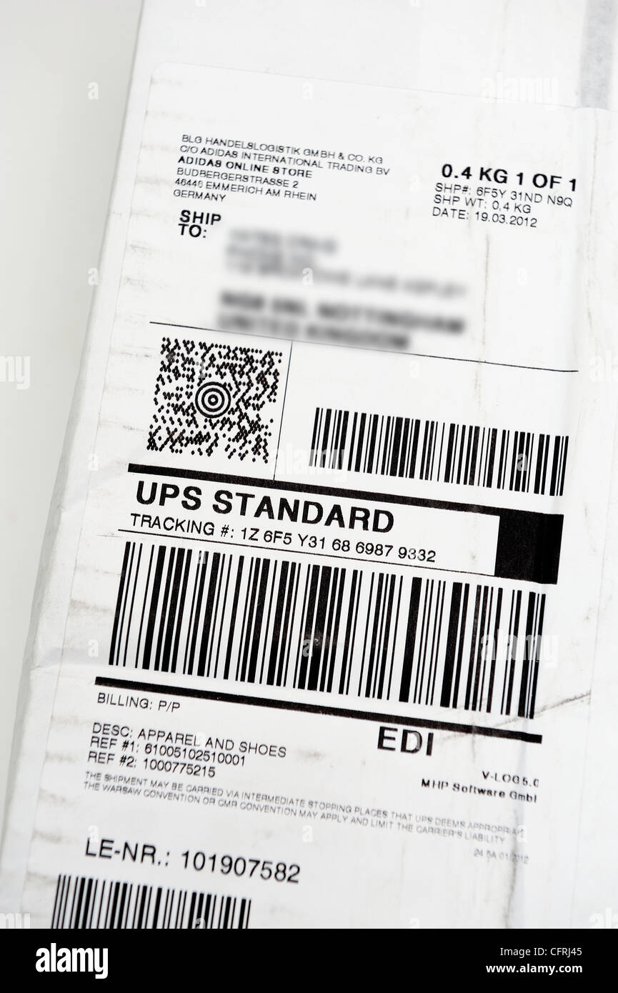 Code barre de suivi UPS Angleterre uk adresse détails flous numériquement  Photo Stock - Alamy