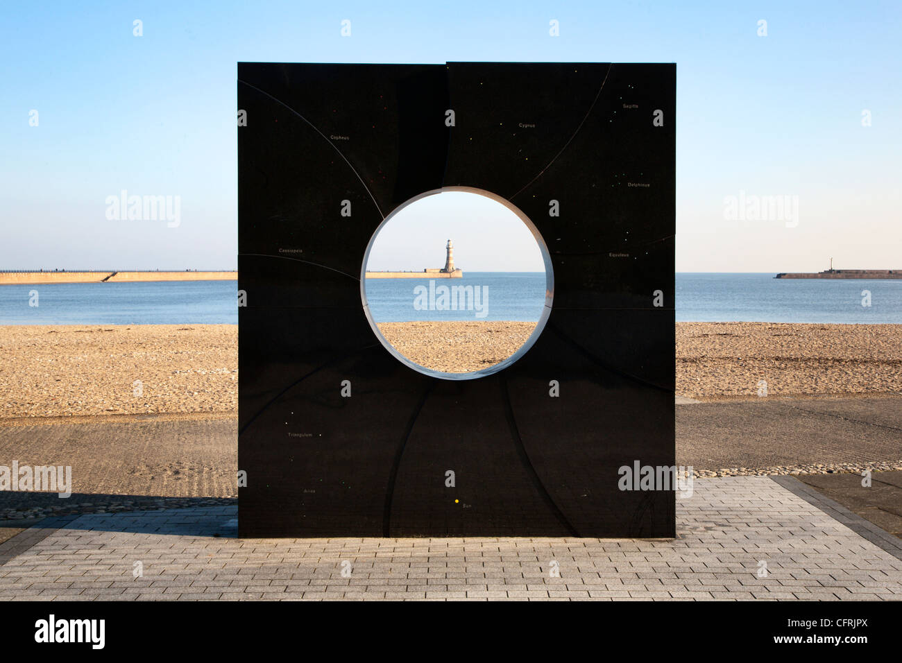 La sculpture moderne et le phare de l'Angleterre Sunderland Roker Banque D'Images