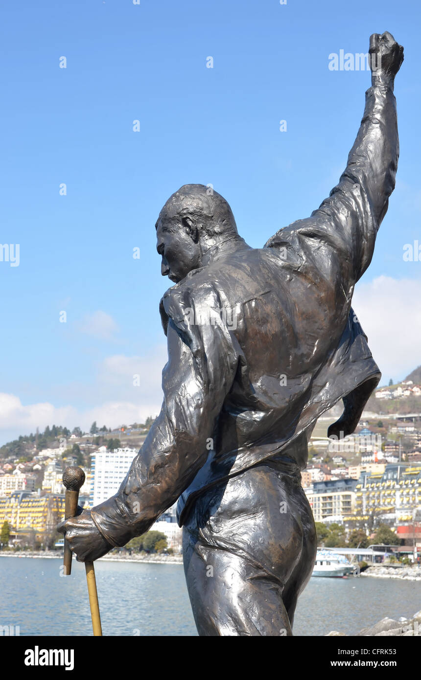 Statue de bronze érigée en l'honneur du chanteur compositeur Freddie Mercury à Montreux sur les rives du lac de Genève, Suisse Banque D'Images