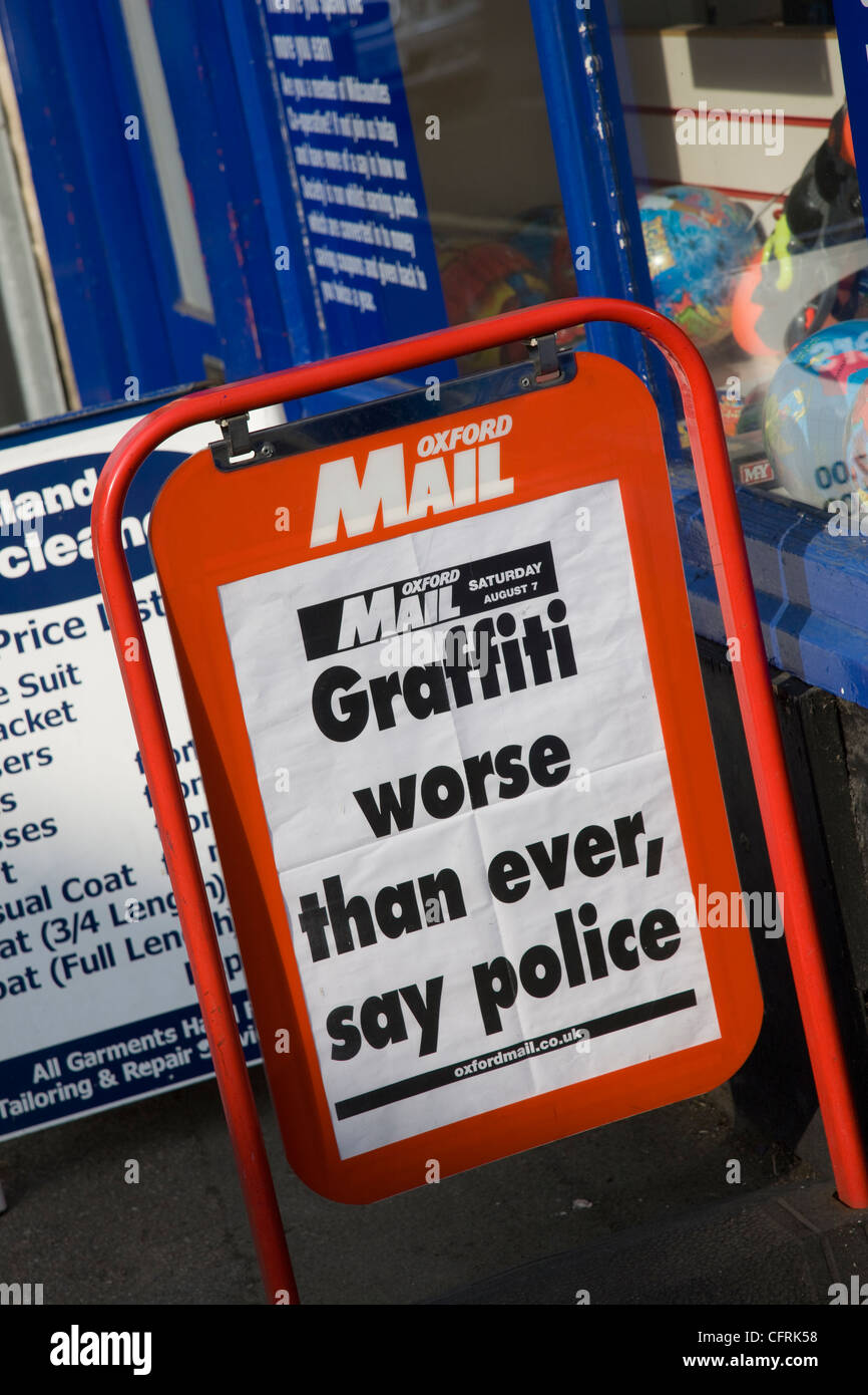 Oxford Mail gros titre de journal, Graffiti 'pire que jamais dire des policiers Banque D'Images