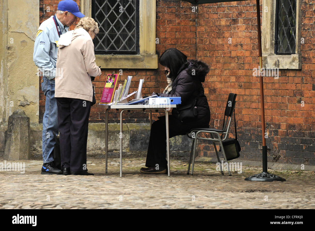 National Trust à Dunham Massey avec deux personnes montrant un intérêt à se joindre à Banque D'Images