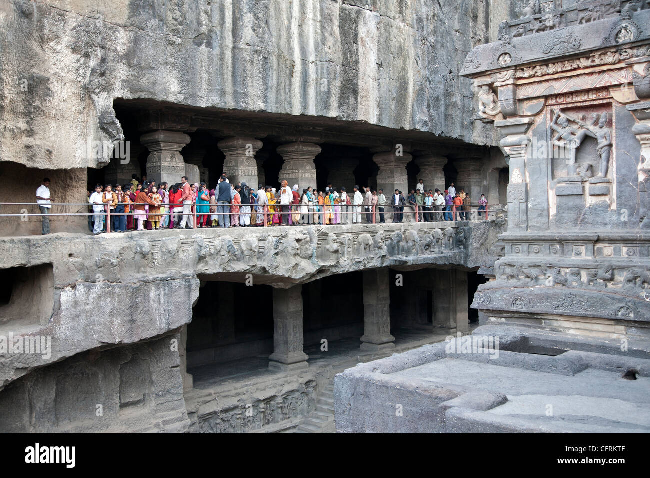 Les chercheurs indiens visiter Temple Kailasa. Les grottes d'Ellora. L'État du Maharashtra. L'Inde Banque D'Images