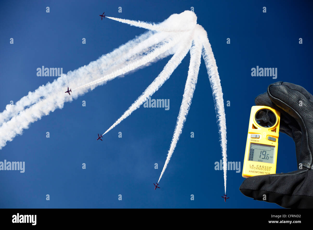 La RAF, des flèches rouges survolant la région du Lake District au cours de l'Air Show de Windermere, au Royaume-Uni, et d'un anenometer pour mesurer la vitesse du vent. Banque D'Images