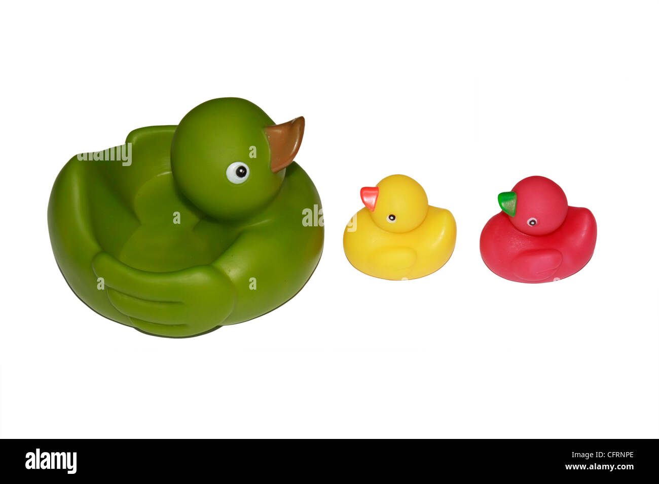 Une coupe montrant baignoire bébé jouets d'une mère canard et canetons Banque D'Images