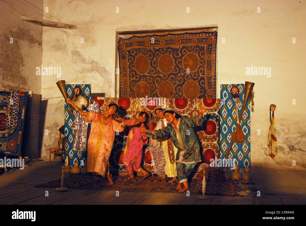 L'Ouzbékistan, Boukhara, groupe de danse femmes habillées traditionnellement joyeux Banque D'Images