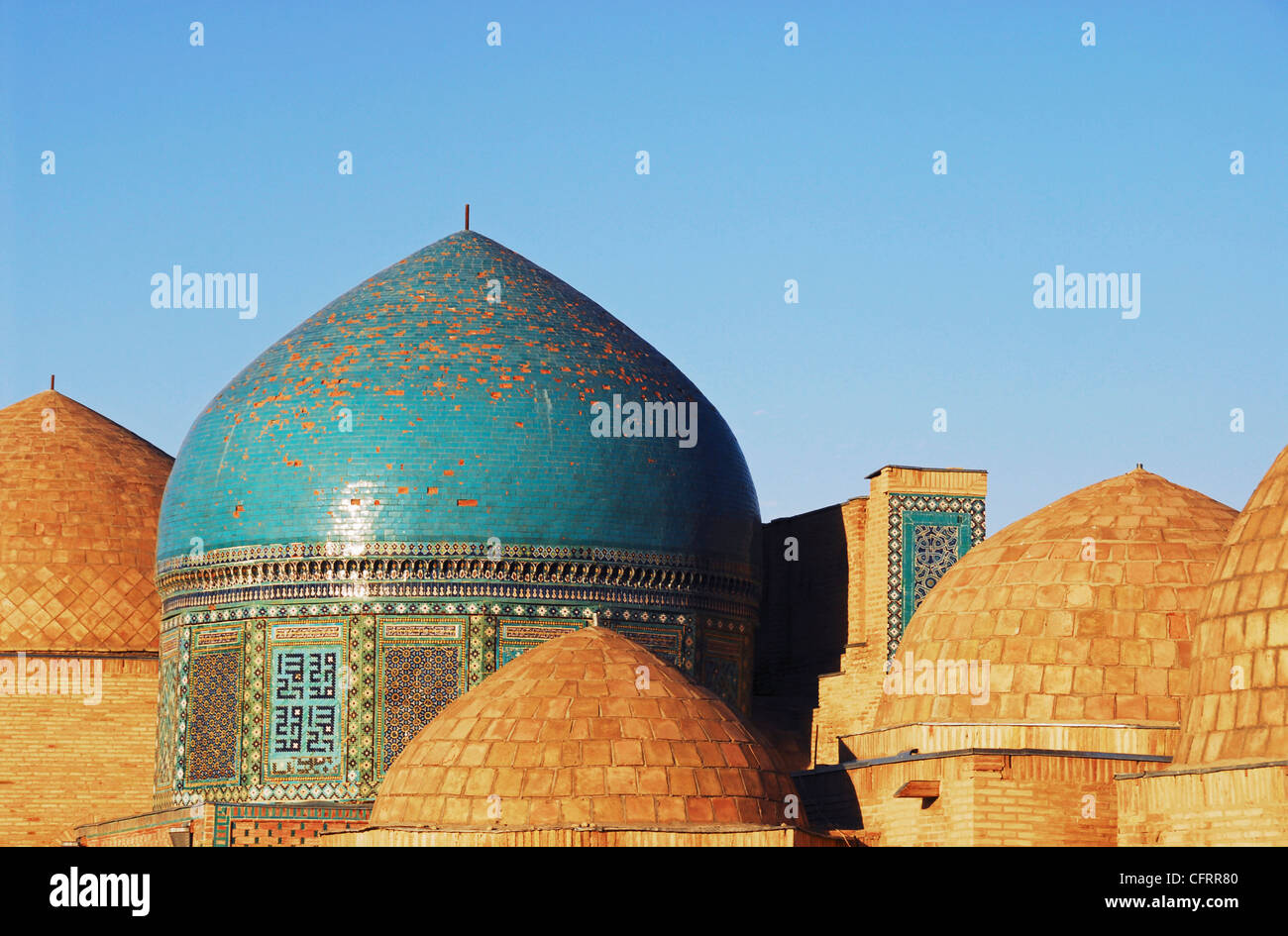 L'Ouzbékistan, Samarkand, Shah-i-Zinda, ensemble de bâtiments de briques cuites au four avec des coupoles en brique, partie du Shah-i-Zinda mausolée. Banque D'Images