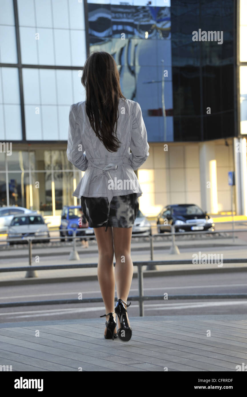 Business mode beauté jeune femme marche dans le centre-ville Banque D'Images