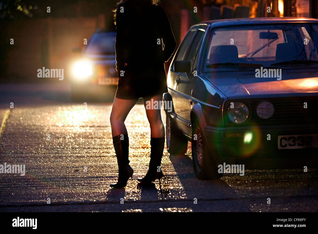 Jeune femme prostituée en mini jupe et talons hauts standing in street Photo Stock Alamy