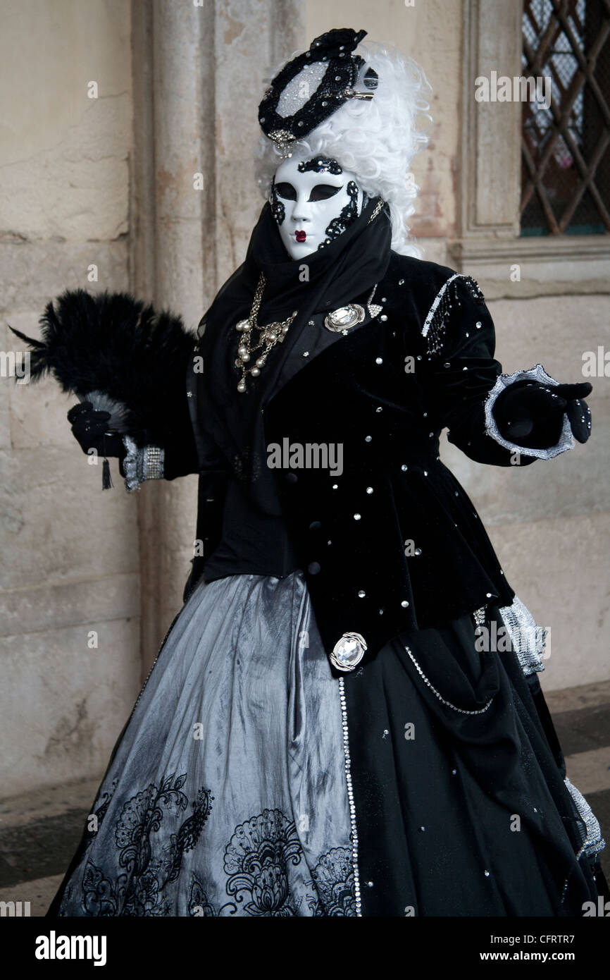 Femme habillés en noir et blanc un costume de carnaval pour le Carnaval de  Venise 2012, Place Saint Marc Venise Italie Photo Stock - Alamy