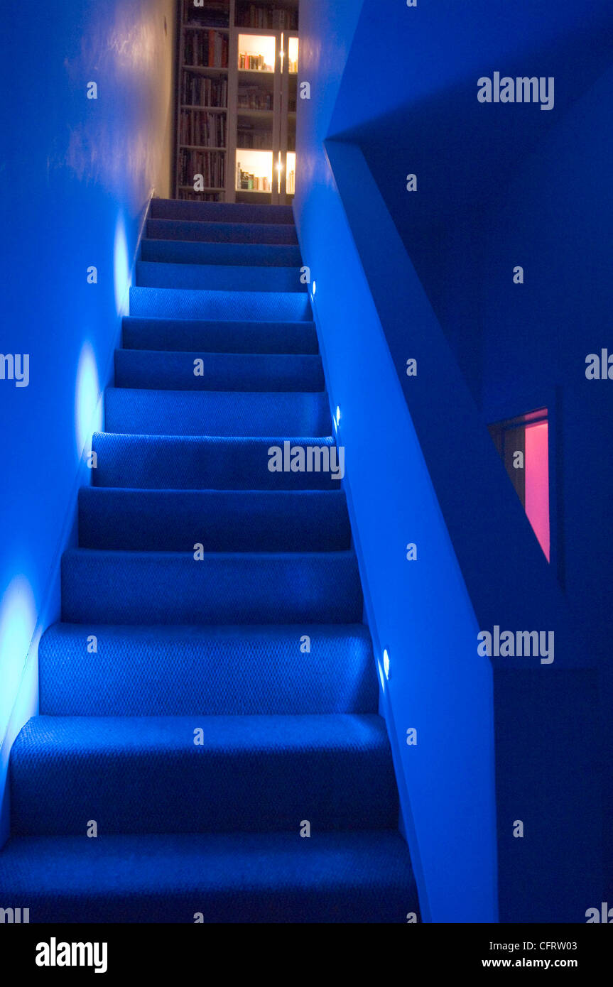 Escalier moderne avec des lumières LED. Banque D'Images