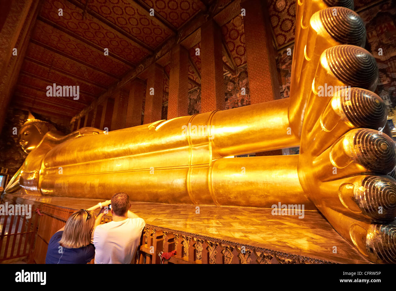 Grande statue de Bouddha Doré inclinables (Phra Buddhasaiyas) à Wat Pho, Bangkok, Thaïlande Banque D'Images