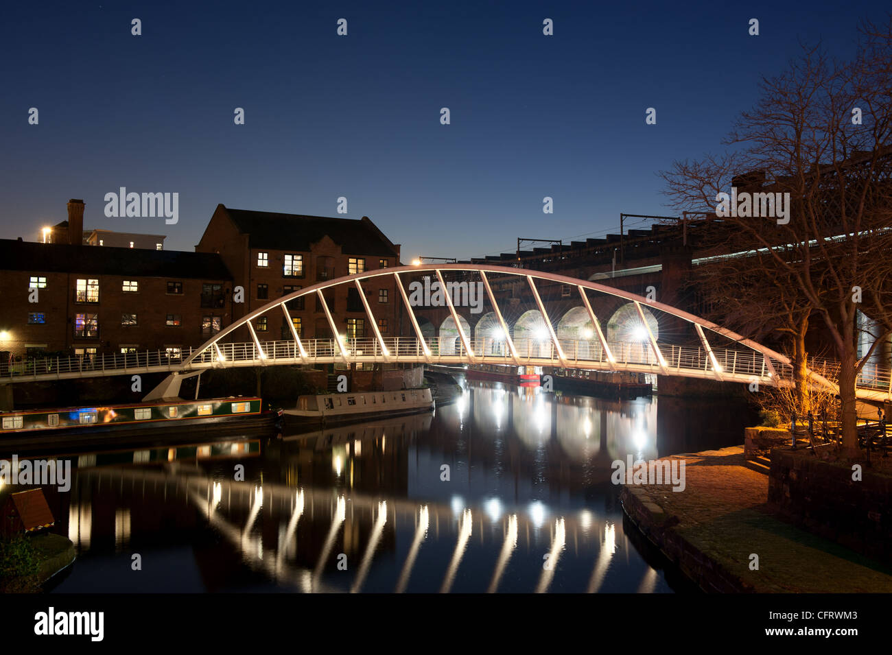 Une photo de nuit d'un bassin du canal Le Castlefield, Manchester. Banque D'Images