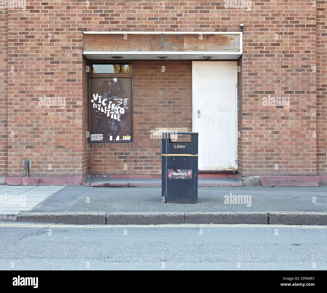 À la recherche vers une porte qu'il y a quelque temps crasseux ressemblait beaucoup différents Banque D'Images