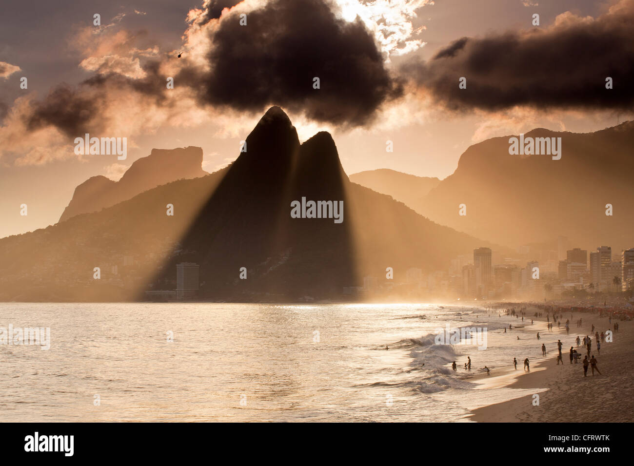 Les plages d'Ipanema et Leblon au coucher de Rio de Janeiro Brésil destination de voyage Banque D'Images