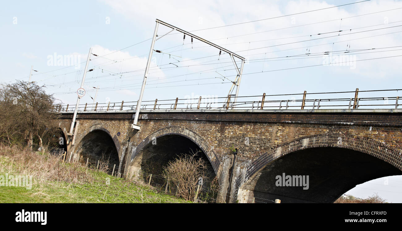 Viaduc Ferroviaire à Walthamstow marais en attente de trains de franchir Banque D'Images