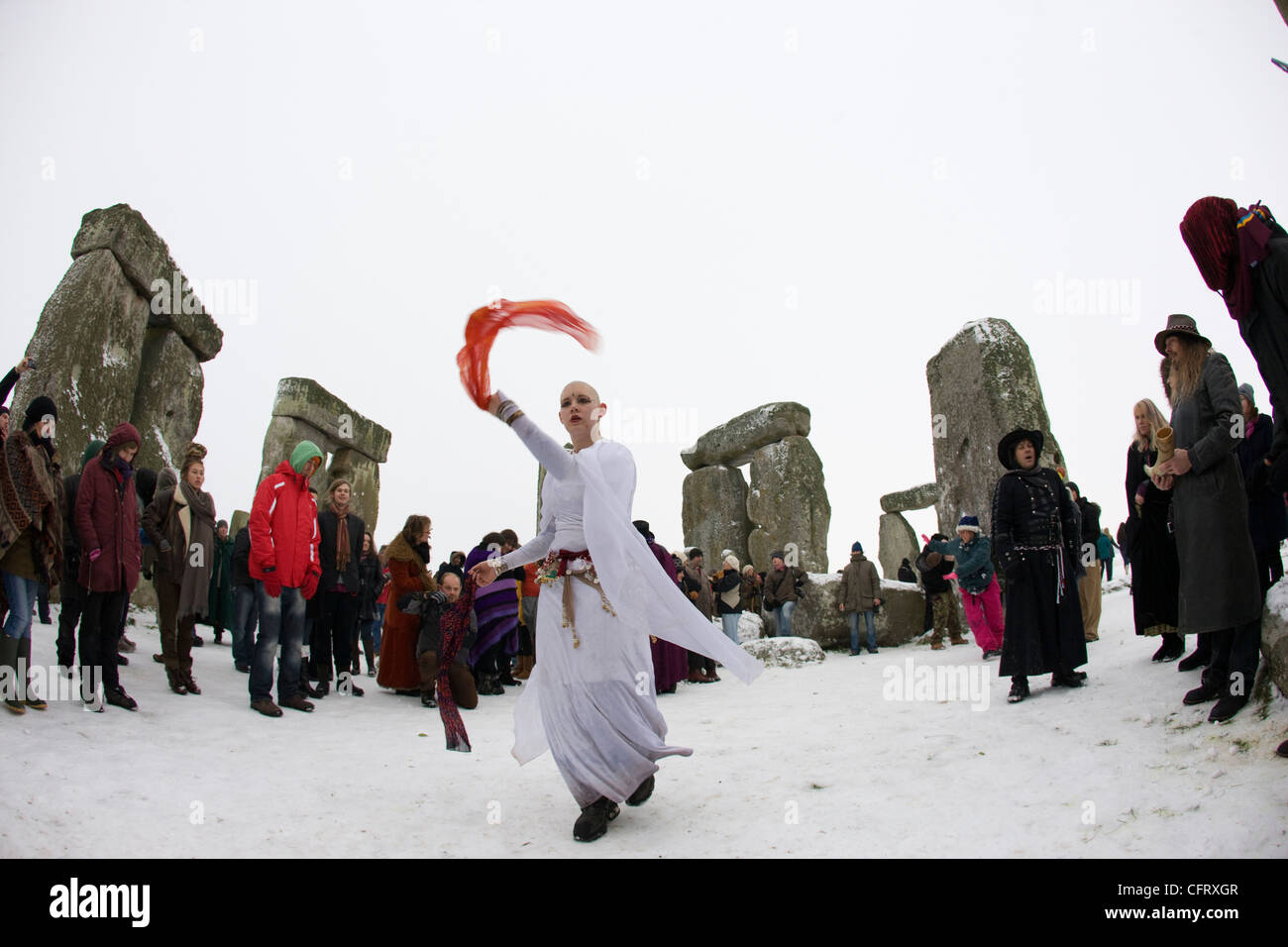 Dancing à Stonehenge lors du solstice d'hiver Banque D'Images