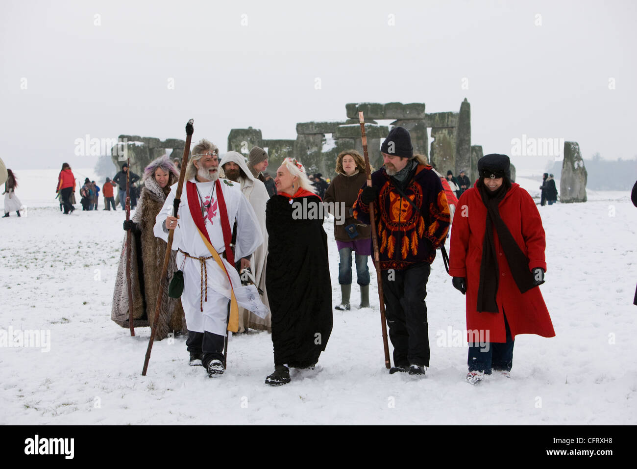 Le Roi Arthur Pendragon et autres druides à Stonehenge après la cérémonie du solstice d'hiver Banque D'Images