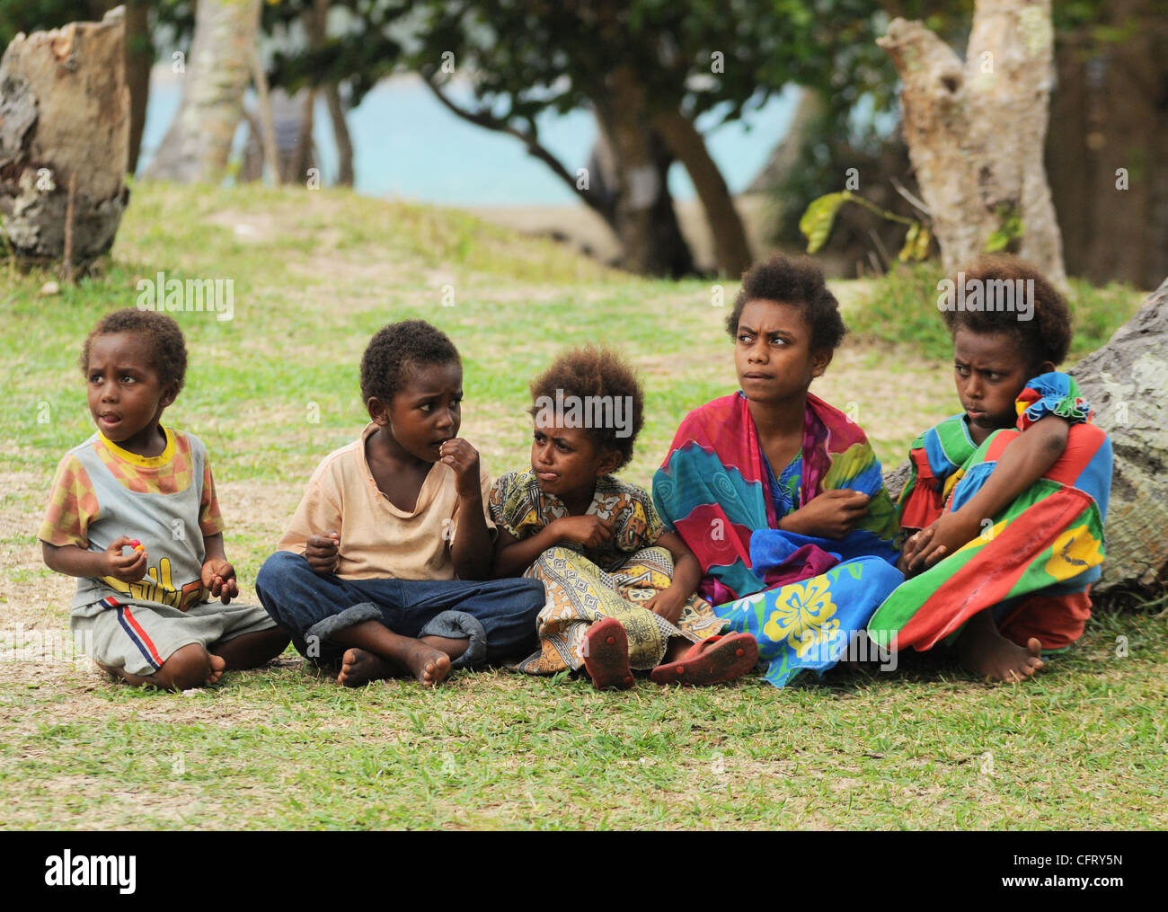 Des enfants assis ensemble dans l'après midi, l'île de mystère Banque D'Images