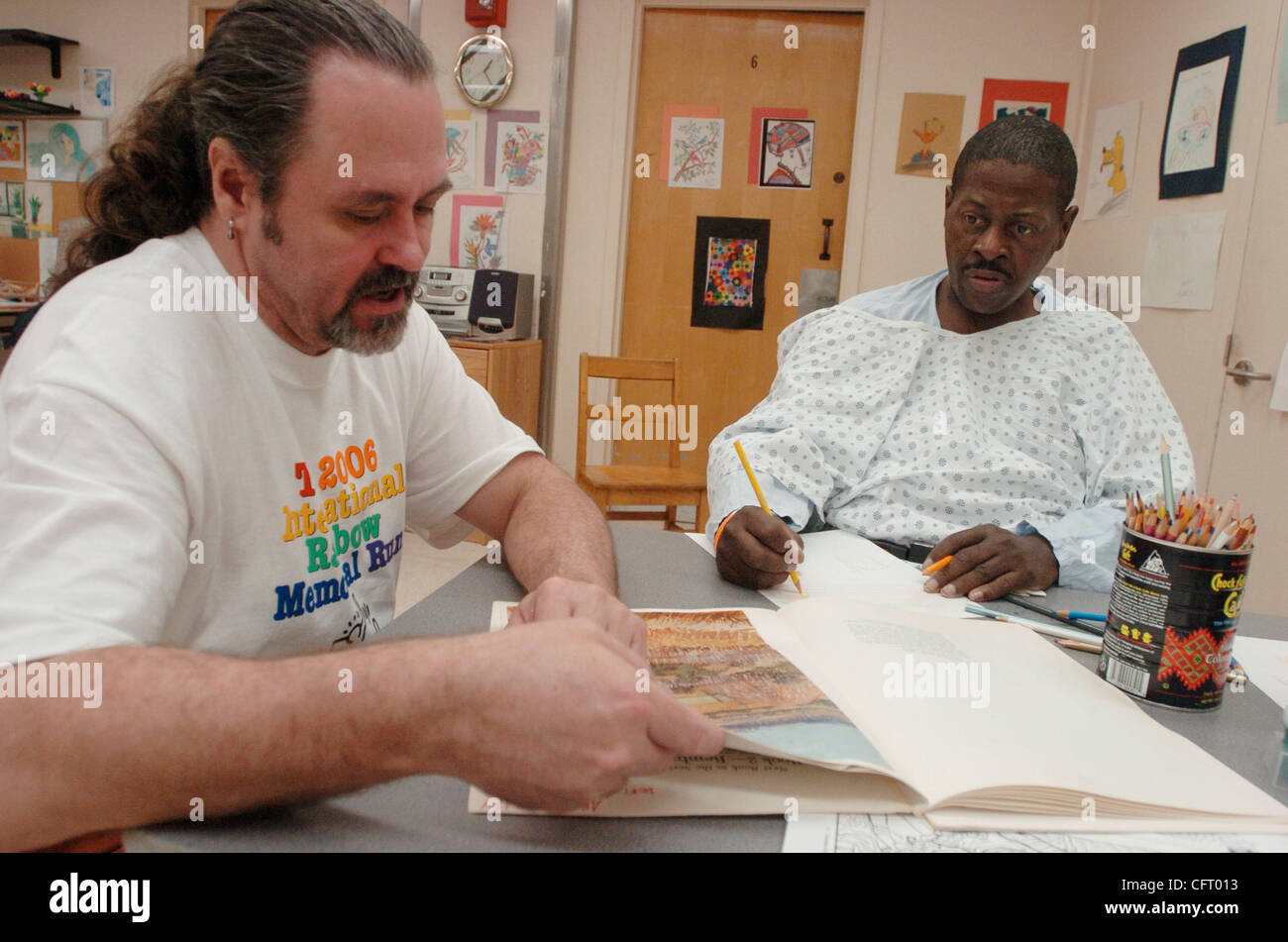 Timothy Lunceford (L), 49 ans, enseigne à l'art de Manhattan Kevin Oliver (R), 49 ans, un patient atteint de paraplégie à la suite d'un abcès spinal en physiothérapie de l'hôpital Bellevue dans le cadre de la santé de la ville de New York et hôpitaux Corporation 'Artiste' Accès programme permet aux personnes d'offrir un service d'art Banque D'Images