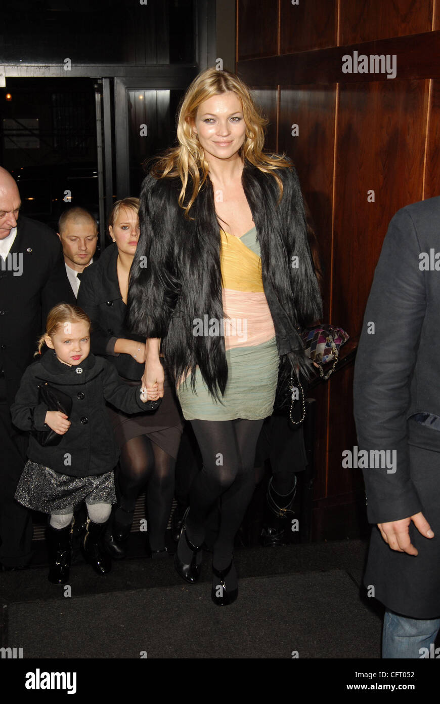 Déc 01, 2006 ; New York, NY, USA ; Kate Moss et sa fille LILA GRACE arriver à un encan d'épreuves photographiques pour les Sam & Ruby la charité. Theevent ont eu lieu dans les studios de lait. Crédit obligatoire : Photo par Dan Herrick/ZUMA KPA. ( ?) Copyright 2006 by Dan Herrick Banque D'Images