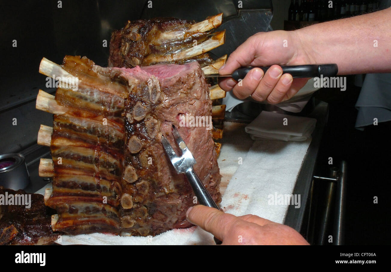 Danville de Bœuf et le Chef du restaurant Steak Jacques Kirk, coupe une portion d'os de bœuf à Danville (Californie), le vendredi 1er décembre 2006. (Doug Duran/Contra Costa Times) Banque D'Images