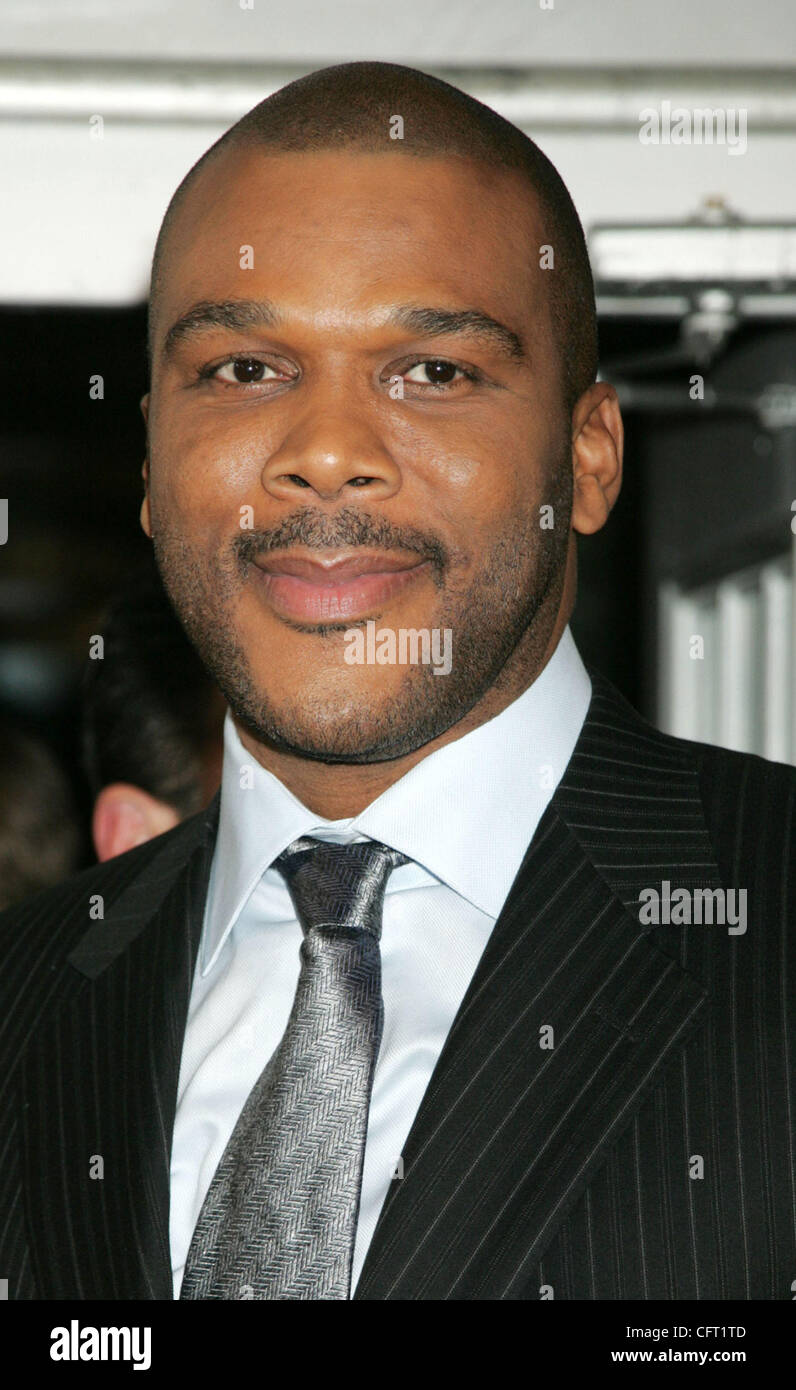 Déc 04, 2006 ; New York, NY, USA ; Tyler Perry à l'arrivée de 'Dreamgirls' tenu à la Ziegfeld Theatre. Crédit obligatoire : Photo par Nancy/Kaszerman ZUMA Press. (©) Copyright 2006 by Kaszerman Banque D'Images Déc 04, 2006 ; New York, NY, USA ; Tyler Perry à l'arrivée de 'Dreamgirls' tenu à la Ziegfeld Theatre. Crédit obligatoire : Photo par Nancy/Kaszerman ZUMA Press. (©) Copyright 2006 by Kaszerman Banque D'Images