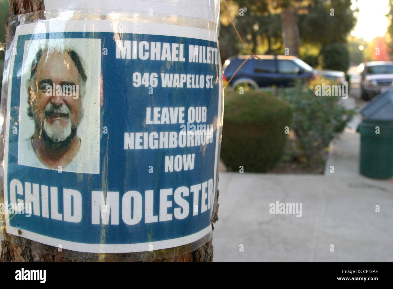 Déc 07, 2006 ; Altadena, Californie, USA ; pédophile reconnu le visage de Michael Miletti, nom et l'adresse figurent sur des affiches de Wapello Street à Altadena, avec l'avertissement : "laisser notre quartier pédophile maintenant.' Up depuis le mois de mai, les signes sont mises en pelouses, scotché sur les poubelles et clouée sur Banque D'Images