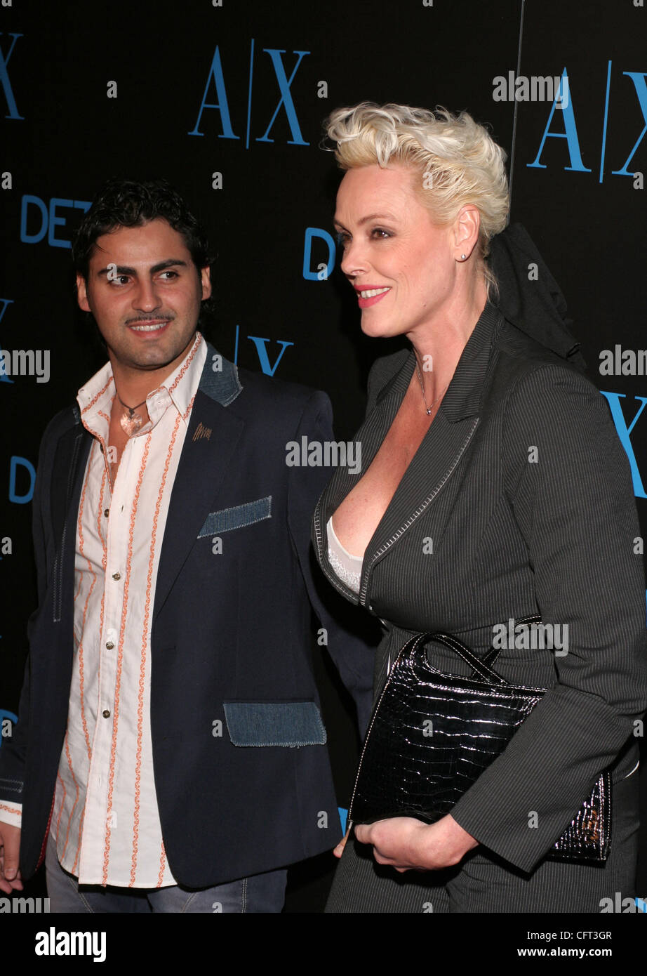 Déc 07, 2006 ; West Hollywood, CA, USA ; BRIGITTE NIELSEN et mari MATTIA à l'Armani Exchange et détails Magazine 'Insider' a eu lieu au salon Club de l'ouest d'Hollywood. Crédit obligatoire : photo par Camilla Zenz/ZUMA Press. (©) Copyright 2006 by Camilla Zenz Banque D'Images