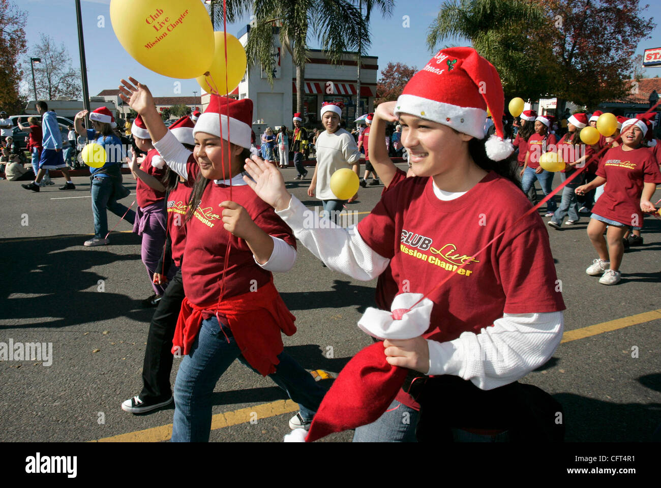 9 décembre 2006, Escondido, Californie marchant dans la Parade de Noël Escondido EVELYN FIGUEROA, gauche, et LISA FLORES, près à droite, vague à la foule sur Broadway comme ils marchent avec leur club, club Live depuis Mission Middle School à Escondido photo par Charlie Neuman/San Diego Union-Tribune/Zu Banque D'Images