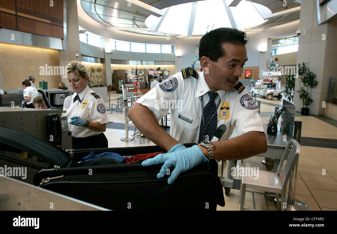 8 décembre, 2006 San Diego, CA   STEVE OCTAVIANO(cq)est un agent de la sécurité des transports avec la TSA à Lindbergh Field. La plupart du temps il travaille à checkpoint 6 sacs de contrôle du Terminal 2, mais travaille occasionnellement sous le terminal de l'inspection des bagages enregistrés. John Gastaldo/Le San Diego Union européenne-T Banque D'Images