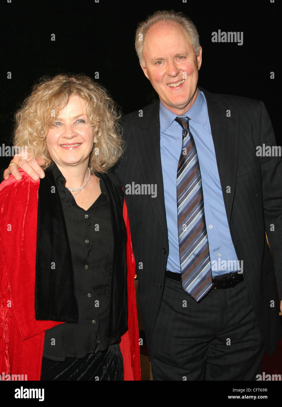(C)Étoiles Media Photos Photo par Scott Weiner John Lithgow et épouse assiste à la première pour Dreamgirls tenue à l'Wilshire Theatre de Los Angeles, Californie 12/11/06. Banque D'Images