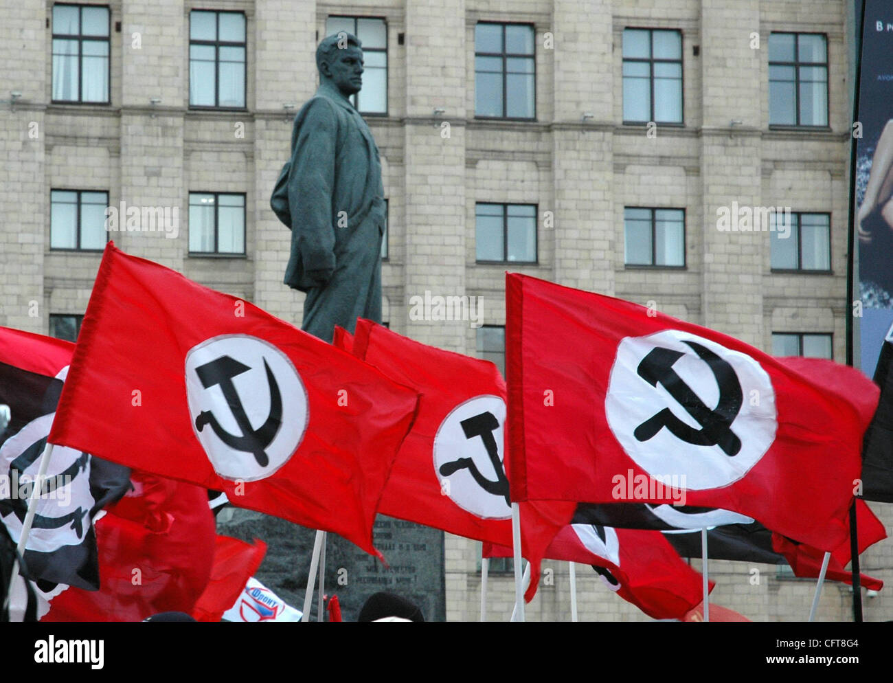 Les partis et mouvements d'opposition Poutine rassemblement à Moscou. Drapeaux du parti ultranationaliste russe des Bolcheviks. Banque D'Images