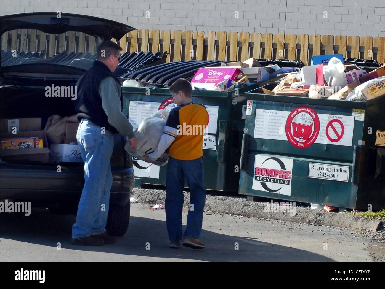 Dec 26, 2006 - Cincinnati, Ohio, USA - Aider papa à la ville centre de recyclage est de 10 ans, Johnny Kopras. Les bacs de recyclage sont situés à l'arrière du bâtiment administratif du canton au complexe 7954 Beechmont Ave. (crédit Image : Â© Ken Stewart/ZUMA Press) Banque D'Images