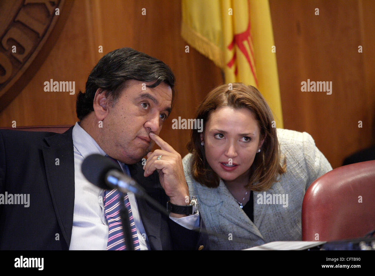 Gouverneur du Nouveau Mexique Bill Richardson (à gauche) s'entretient avec le directeur des communications Ministère de l'environnement NM Marissa pierres pendant une séance dans la salle du Conseil des ministres dans le bureau du gouverneur de Santa Fe à Richardson qui a signé un décret mettant plusieurs initiatives en matière de changements climatiques en vigueur en N Banque D'Images