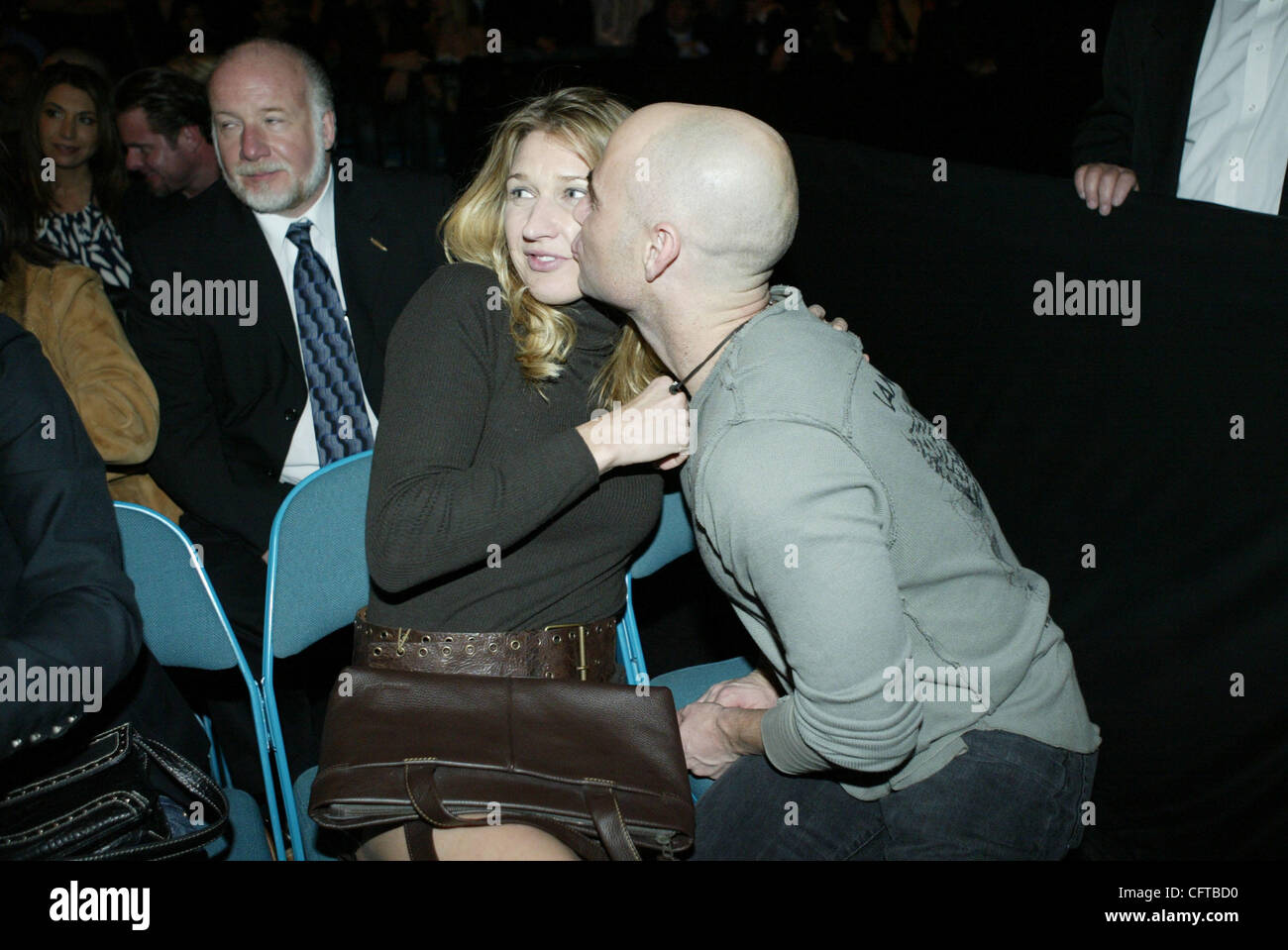 12-30-06 Stars tennis Andre Agassi et Steffi GRAF à l'UFC 66 ringside @ au MGM Grand Garden de Las Vegas, Nevada. AGASSI kissing épouse Steffi GRAF. Banque D'Images