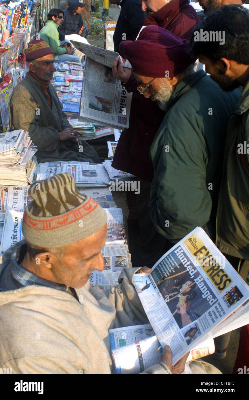 Cachemiris lire Indian news articles à lire au sujet de la pendaison de Saddam hussian leader irakien Saddam a été pendu par l'administration américaine hier aujourd'hui 31 décembre 2006. PHOTO/ALTAF ZARGAR Banque D'Images