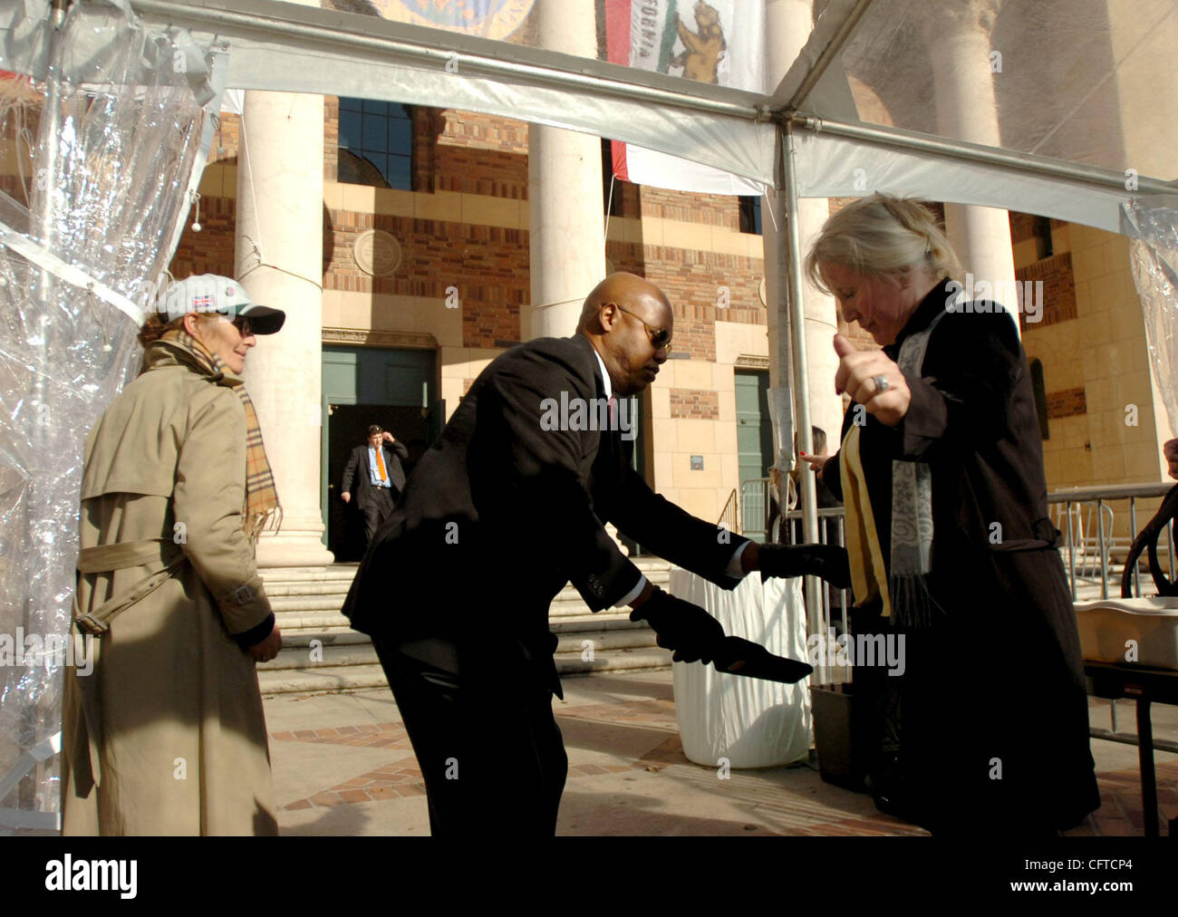 Joe Jones, avec le Capitole baguettes de sécurité pour les clients de dernière minute le gouverneur Arnold Swarzenegger inaguration de célébrations au Memorial Auditorium le vendredi 5 janvier 2007. ( Le Sacramento Bee Hector Amezcua ) Banque D'Images